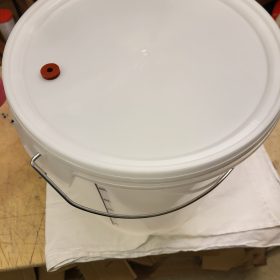 Gjæringsspann 30 Liter med metallhank, Med Lokk og Gummiforing til Gjærlås