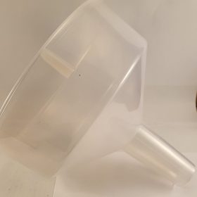 Trakt med diameter cirka 25 cm. Traktåpning 39,18 mm